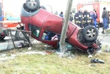 Wypadek w Kramsku. Ford uderzył w słup