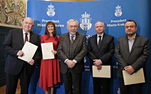 Prezydent Jacek Majchrowski (w środku) i jego zastępcy, od lewej:  Bogusław Kośmider, Anna Korfel-Jasińska, Jerzy Muzyk i  Andrzej Kulig
