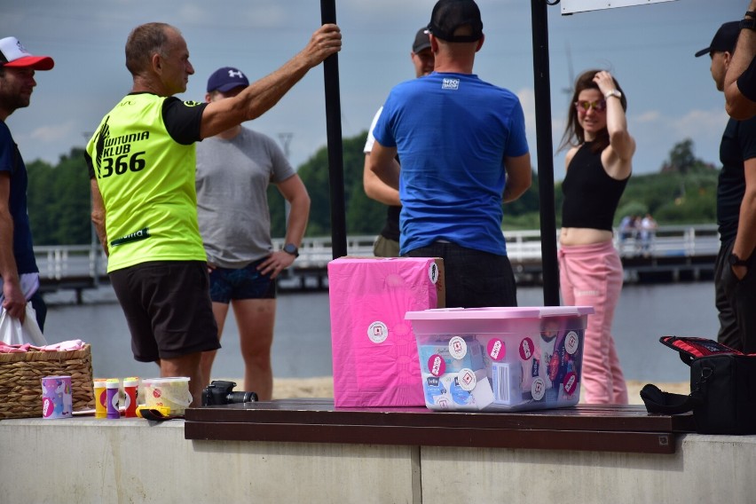 Treningi przed triathlonem w wodach Małego jeziora w Żninie.