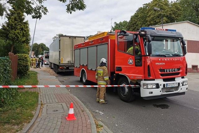 We wtorek, 17 sierpnia 2021 r. strażacy usuwali wyciek oleju napędowego z ciężarówki znajdującej się na ul. Łąkowej w Prabutach