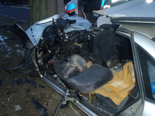 Wypadek w Zalesiu. Samochód uderzył w drzewo