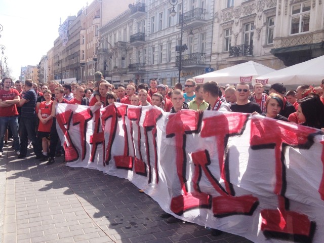 Kibiców Widzewa manifestowali przed UMŁ na Piotrkowskiej