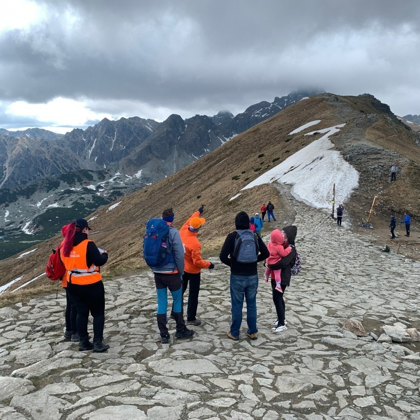 Tatry. Stacja Edukacja na Kasprowym Wierchu. W teren ruszyli darmowi edukatorzy dla turystów