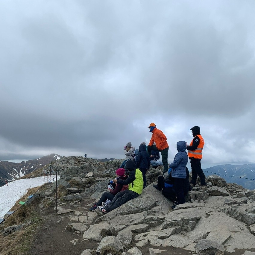 Tatry. Stacja Edukacja na Kasprowym Wierchu. W teren ruszyli darmowi edukatorzy dla turystów