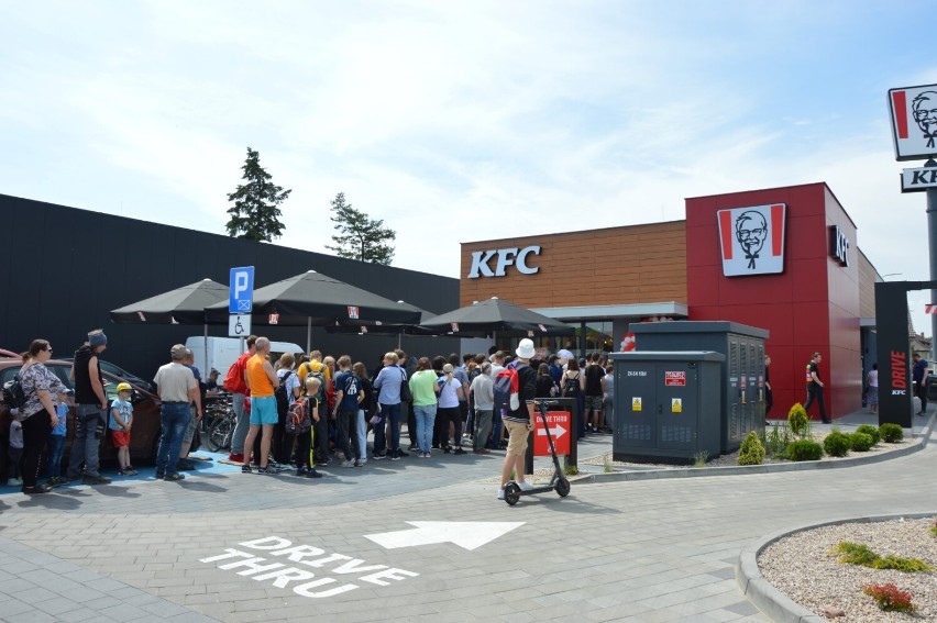 Lębork. Restauracja KFC oficjalnie otwarta. Długa kolejka na pierwszą promocję ZDJĘCIA