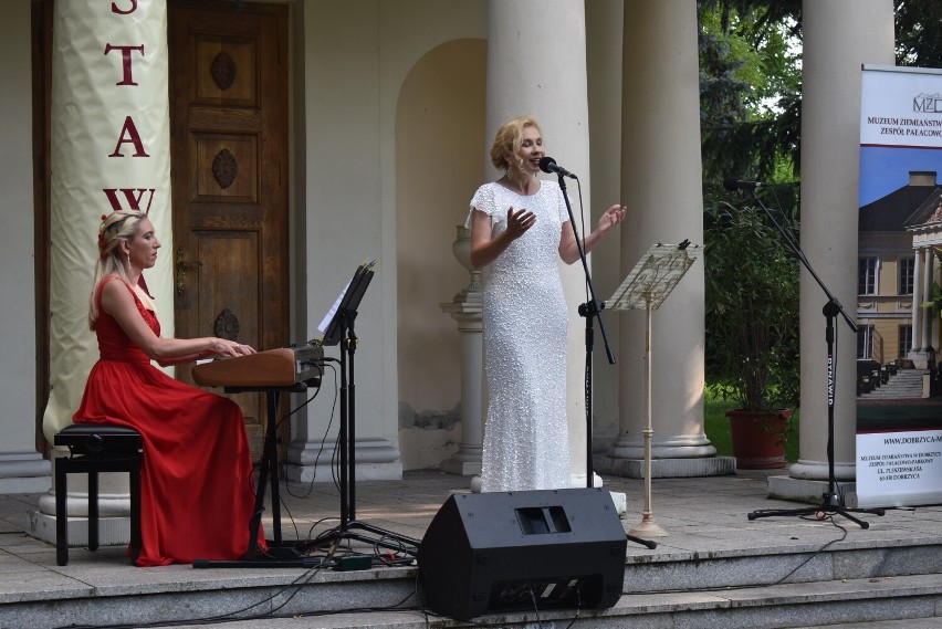 Koncert pod Panteonem. Maria Rutkowska, Aleksandra Rykowska i musicalowe przeboje w pięknej scenerii dobrzyckiego parku