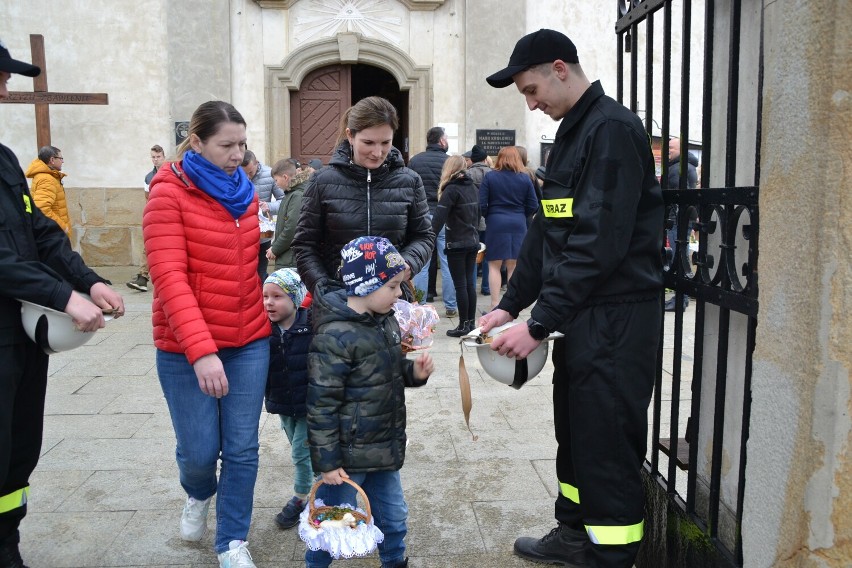 Kobylanka. Parafianie podtrzymują tradycję dzielenia się święconką ze strażakami. Do hełmów trafiają nie tylko jajka