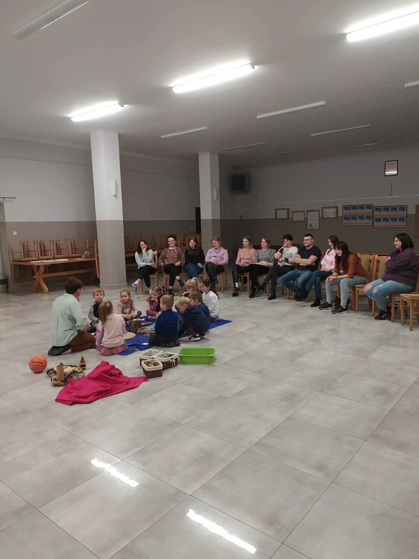 Ok. 70 rodziców uczestniczyło w projekcie "Tutoring rodzicielski Montessori" 