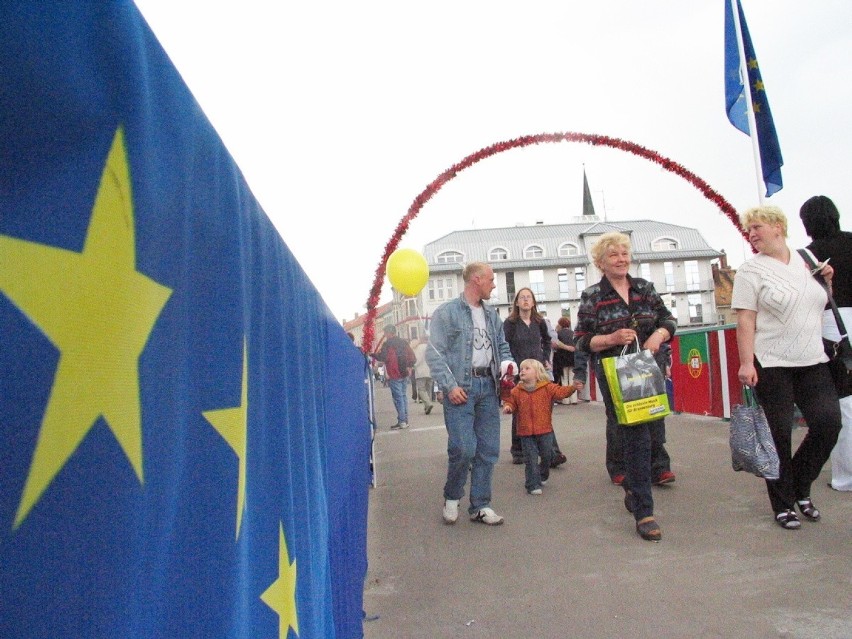 Historyczny moment - pojawienie się flag Unii Europejskiej.