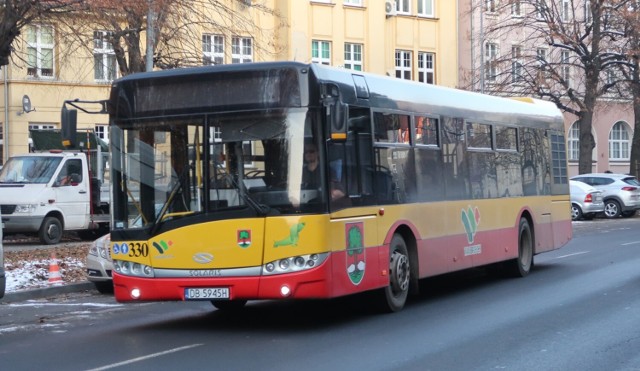 Linia nr 2 od dekady wyjeżdża poza teren Gminy Wałbrzych do Boguszowa-Gorc. Początkowo jeździła jedynie do Boguszowa i Gorc przez Os. Krakowskie.