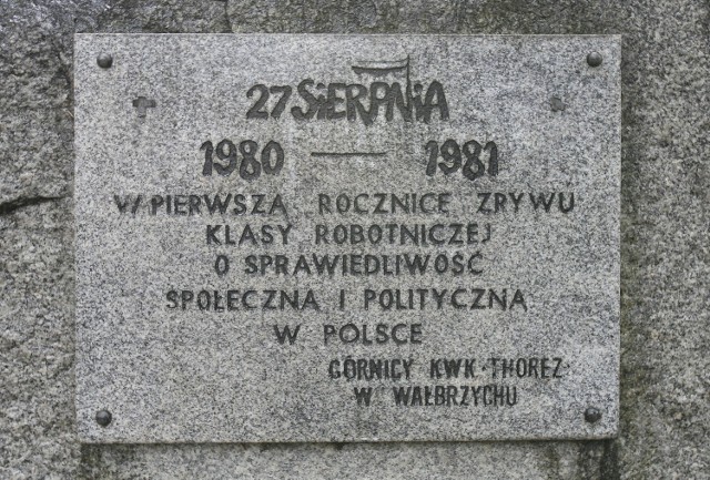 Obok zlikwidowanego szybu Chwalibóg, stoi obelisk upamiętniający wydarzenia z sierpnia 1980 roku w Wałbrzychu