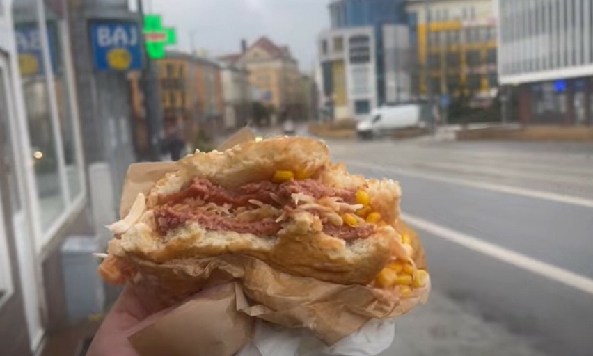 Tak wygląda hamburger ze słynnej "ściany" w Gorzowie Wlkp....