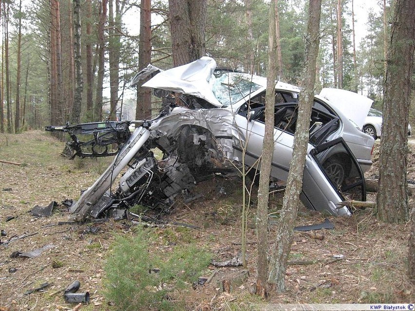 Wypadek w Żywkowie. BMW wpadło na drzewo [zdjęcia]