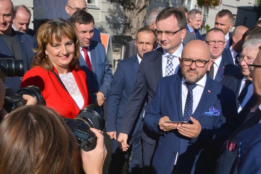 Konferencja Solidarnej Polski z udziałem Zbigniewa Ziobry w cieniu starcia KOD i zwolenników Zjednoczonej Prawicy