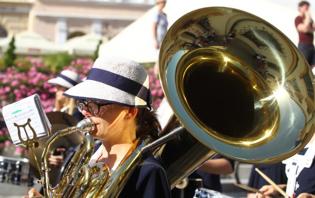 W Rzeszowie odbyła się II edycja Festiwalu Musztry Paradnej CONSAVIA 2019. Był przemarsz orkiestr ulicami miasta i występy na Stadionie Miejskim

ZOBACZ TEŻ: TOP 10 najpopularniejszych osiedli w Rzeszowie
