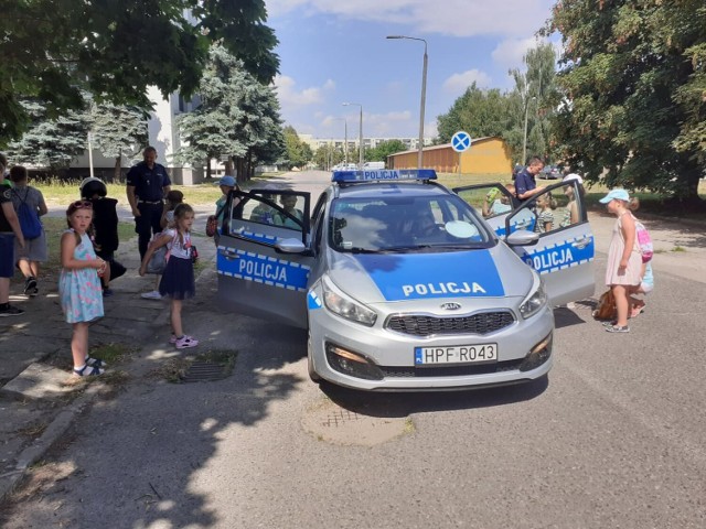 Dzieci z półkolonii odwiedziły Komendę Powiatową Policji w Sieradzu