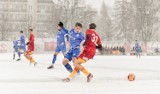 Piłka nożna. Grom Nowy Staw rozgromił rezerwy Chojniczanki. Sześć bramek w zimowych warunkach