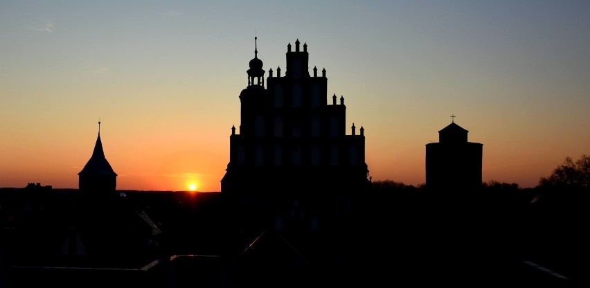 "Katedra" w Żarach to prawdziwa perełka wśród żarskich zabytków. Prezentuje się magicznie o wschodzie słońca