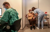 Koronawirus. Ruszyła rejestracja na szczepienia dla osób w wieku 67 i 68 lat