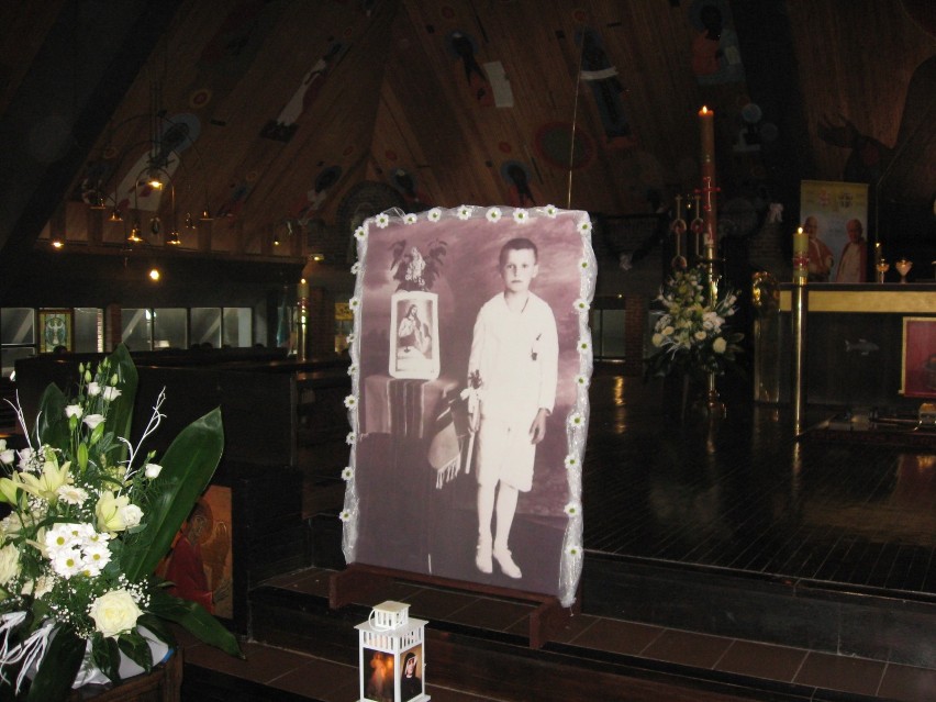Obraz młodego Karola Wojtyły na ołtarzu w kościele Ducha...