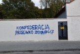 Antysemickie hasło na murze tarnowskiego kirkutu. Kolejny raz ktoś pomalował wejście na cmentarz 