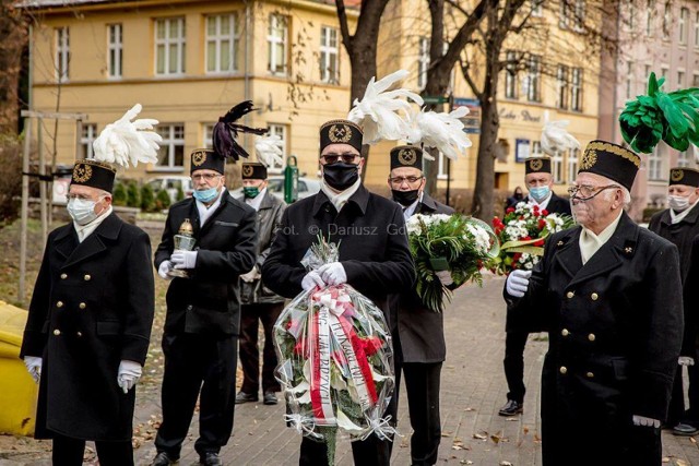 Wałbrzych. Barbórka 2020 inna niż wszystkie. Górnicy złożyli kwiaty, wesołej karczmy w Starej Kopalni nie będzie