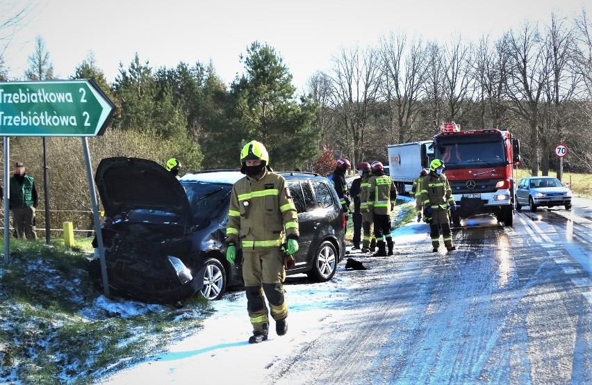 Wypadek drogowy na drodze z Tuchomia do Trzebiatkowej. Jedna osoba ranna. Bytowska kronika policyjna