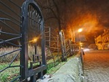 Nowy Sącz. Przy ul. Piotra Skargi pojawiło się ozdobne ogrodzenie zapomnianego żydowskiego cmentarz [ZDJĘCIA]