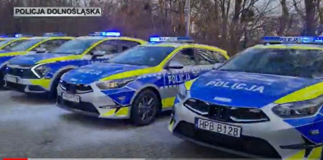 - Flota dolnośląskiej Policji powiększyła się o 15 radiowozów. Są to pojazdy w nowym oznakowaniu, które wykorzystywać będą teraz funkcjonariusze pełniący służbę na terenie miast i powiatów naszego województwa. Do policjantów trafią pojazdy marki Kia Sportage i Ceed. Otrzymane nowe pojazdy, dadzą policjantom możliwość realizacji ustawowych zadań, na jeszcze wyższym niż dotychczas poziomie - informuje Komenda Wojewódzka Policji we Wrocławiu.