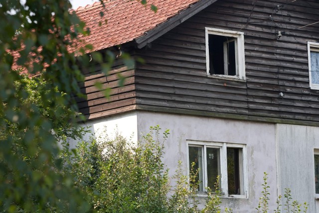 Na strychu tego domu przez kilka miesięcy leżały ukryte zwłoki 82-letniej kobiety