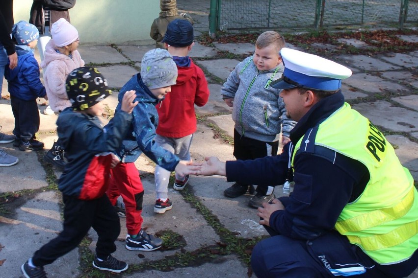 Dzieci z "Przedszkola w Parku" wraz z policjantami z Lipna...