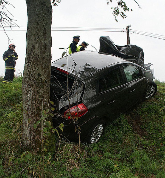 Wypadek w Przybówce. Samochód uderzył w drzewo