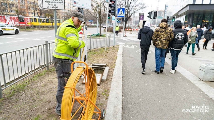 Przejście dla "smartfonowych zombie". Mają poprawić bezpieczeństwo. Czy brakuje takich w Warszawie?