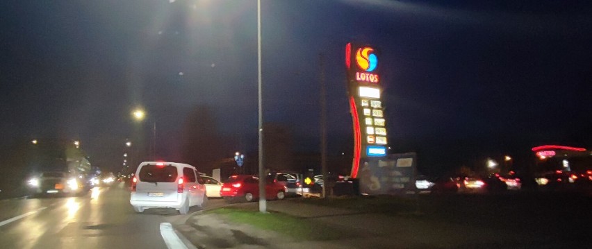 Gigantyczne kolejki przed stacjami benzynowymi w powiecie obornickim [ZDJĘCIA]