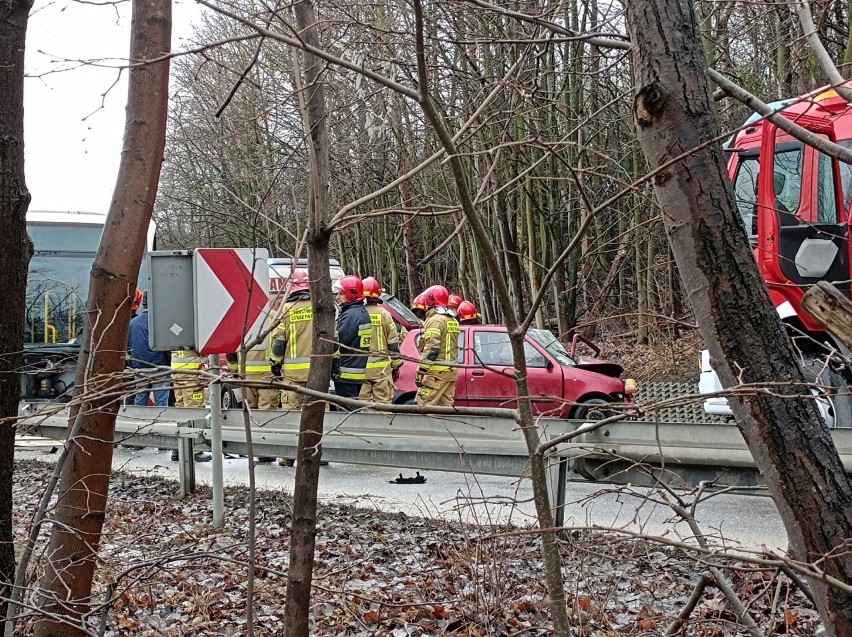 Gdańsk: Wypadek z udziałem autobusu komunikacji miejskiej i samochodu osobowego. Jedna osoba ranna 27.01.2022