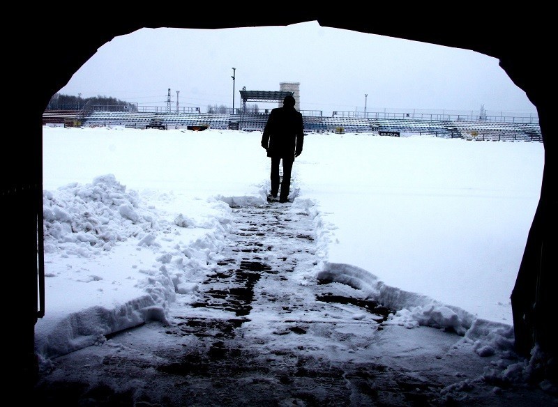 Stadion Rakowa Częstochowa w śniegu. Jest jednak szansa, że w sobotę będzie mecz [ZDJĘCIA]