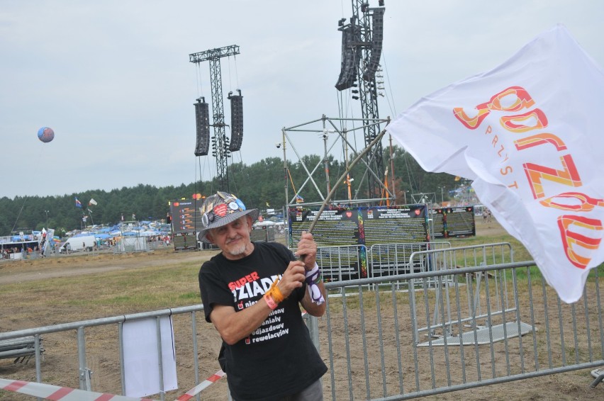 Andrzej Majsak na Woodstocku stara się na każdym kroku...