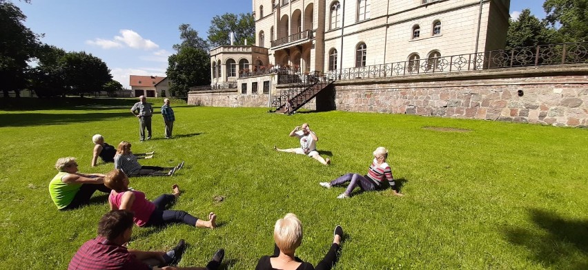 Zamek Rokosowo. Zajęcia Tai Chi zgromadziły seniorów i dzieci [ZDJĘCIA] 