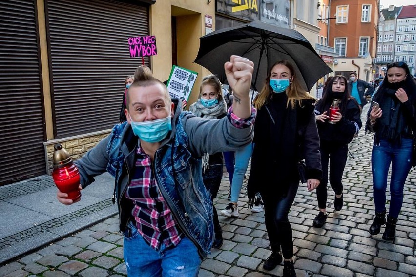 Wałbrzych: Protest przeciwko zaostrzeniu prawa aborcyjnego. Tłumy "spacerowały" po Rynku (ZDJĘCIA i FILM)