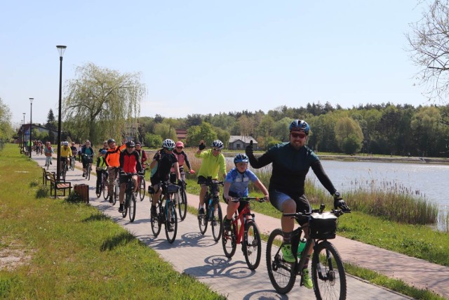 Uczestnicy rajdu rowerowego  Międzyrzeczem Warty i Widawki mieli do pokonania ok. 50 km malowniczą trasą