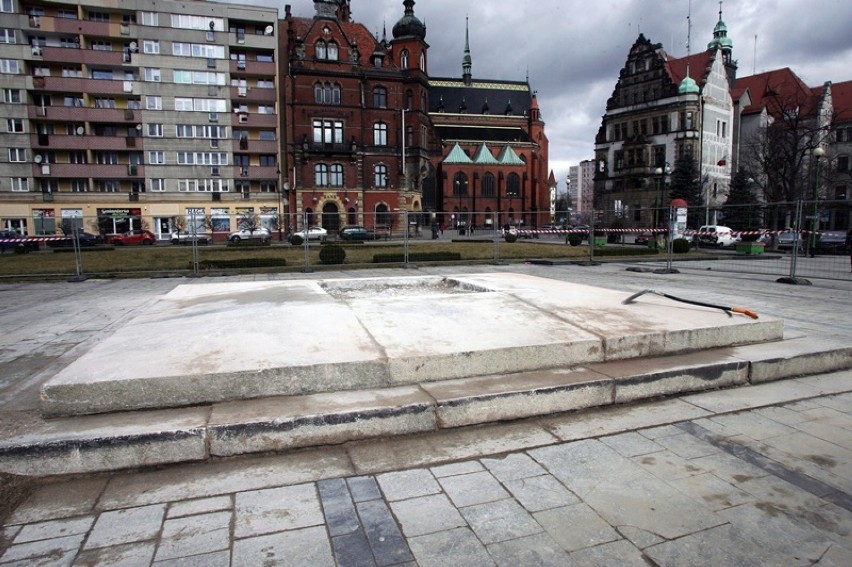 Demontaż pomnika Braterstwa Broni w Legnicy, to już rok! [ZDJĘCIA]