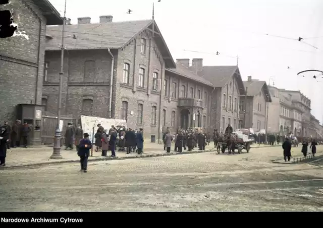 Pokolorowaliśmy archiwalne zdjęcia Sosnowca. To czasy międzywojenne. Czarno-białe fotografie dzięki koloryzacji zyskały nowe życie. Efekt zaskakuje. 

Zobacz kolejne zdjęcia. Przesuń zdjęcia w prawo - wciśnij strzałkę lub przycisk NASTĘPNE