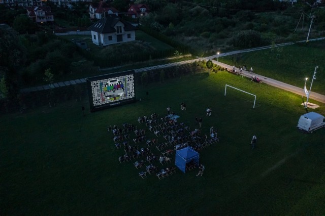 W sobotę, 7 sierpnia w Parku Górników Siarkowych na mieszkańców Staszowa czekało wiele atrakcji. Oprócz zlotu food trucków, które były dostępne przez cały weekend, Staszowski Ośrodek Kultury przygotował nie lada niespodziankę w postaci plenerowego kina. Widzowie mogli rozsiąść się na wygodnych leżakach i obejrzeć komedię pod tytułem "Za jakie grzechy dobry boże". Fani kina chętnie skorzystali z tej bezpłatnej atrakcji i zajęli wszystkie dostępne miejsca. Przez następne półtorej godziny w parku było słychać przede wszystkim śmiech.

Więcej zdjęć na kolejnych slajdach>>>