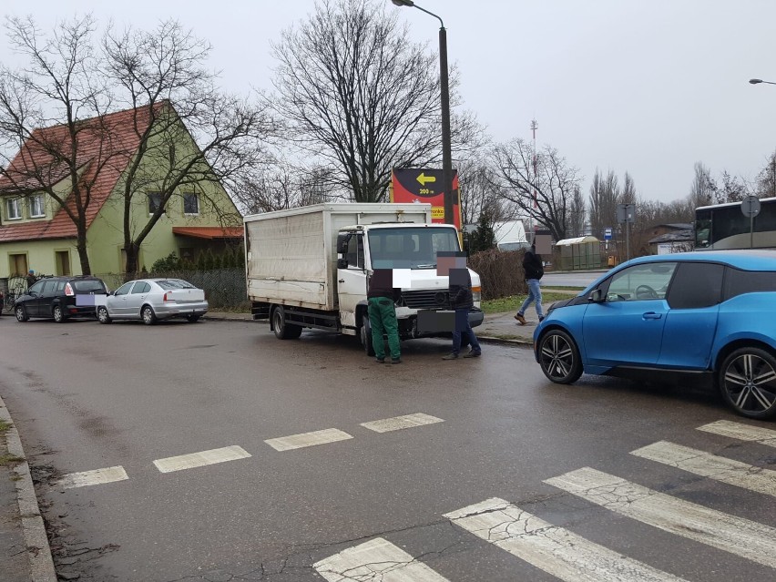 Kolizja czterech pojazdów w Szczecinku. Są poważne straty [zdjęcia]