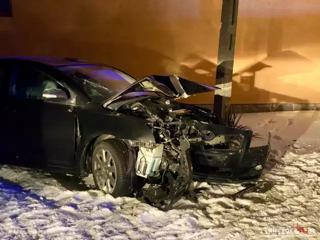 W Płoskowie kierowca uderzył w słup energetyczny