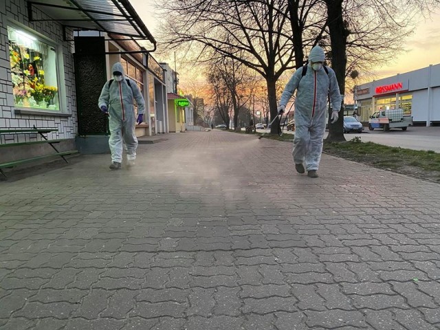 - W całej gminie rozpoczęto opryskiwanie chodników, parkingów przy marketach oraz wejść do sklepów środkiem wirusobójczym - informuje burmistrz Andrzej Brzeziński.