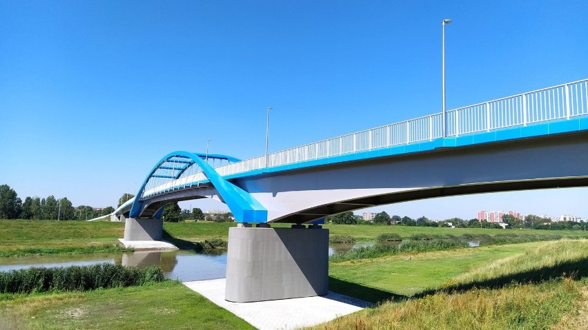 Most im. Joachima Halupczoka nad Kanałem Ulgi w Opolu jest...
