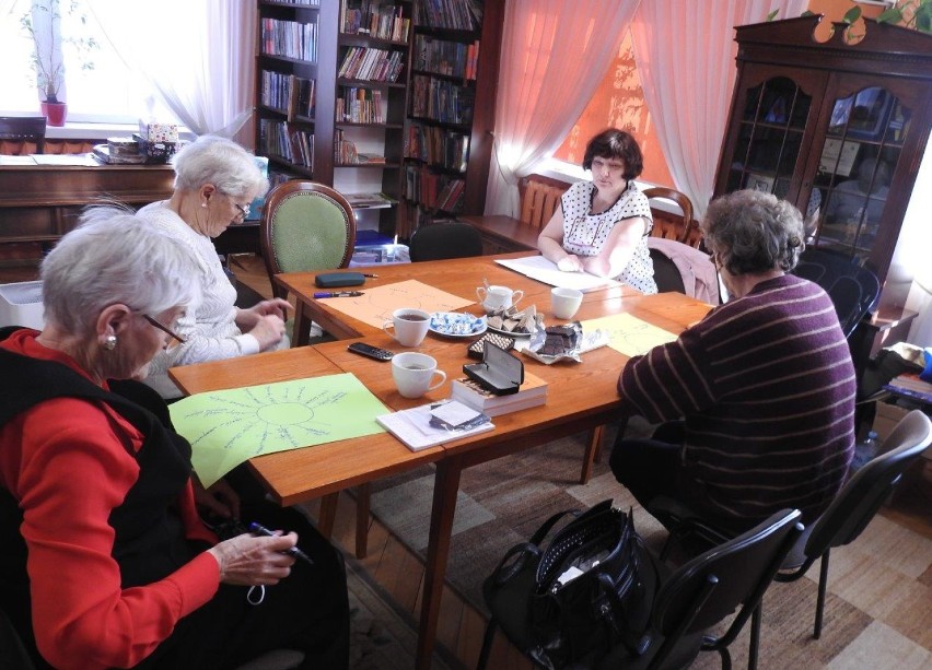 Dyskusyjny Klub Książki w bibliotece w Pruszczu. Spotkania dla młodzieży i dorosłych