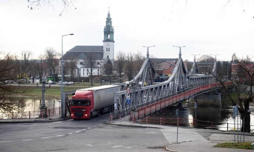 Prace związane z podniesieniem mostu w Krośnie Odrzańskim...