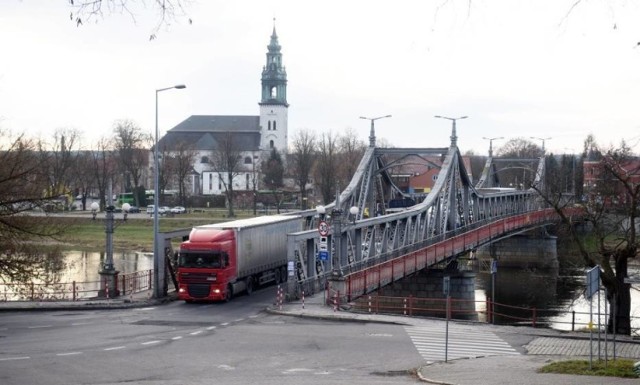 Prace związane z podniesieniem mostu w Krośnie Odrzańskim wciąż nie ruszyły. Przesunięte zostało rozpoczęcie robót nad budową mostu tymczasowego.